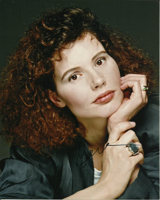 GEENA DAVIS SIGNED SEXY 10X8 PHOTO (1)