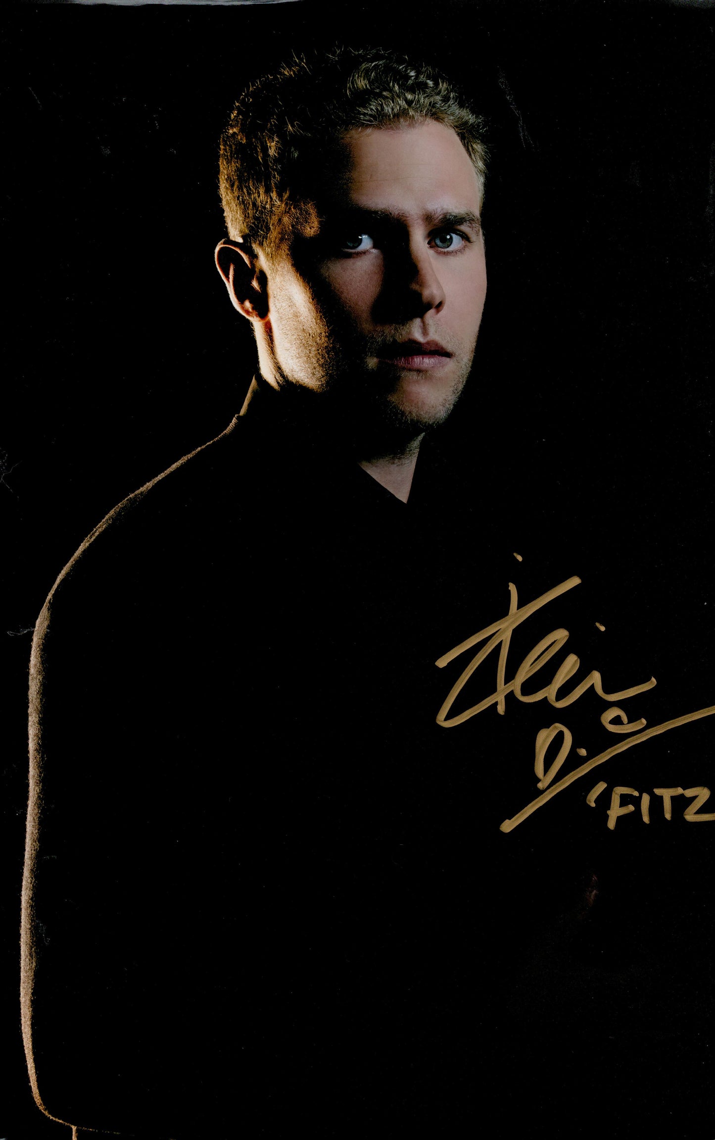 IAIN DE CASTECKER SIGNED LARGE AGENTS OF SHIELD 8X10 PHOTO