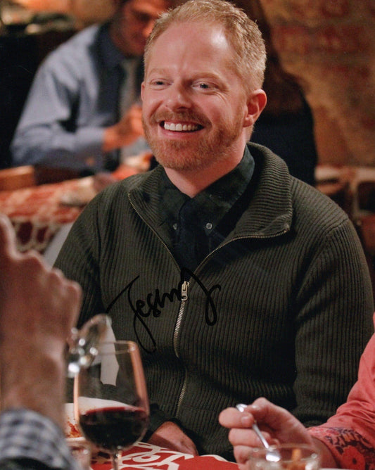 JESSE TYLER FERGUSON SIGNED MODERN FAMILY 8X10 PHOTO (1)