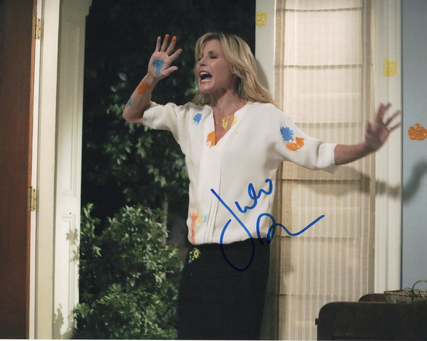 JULIE BOWEN SIGNED MODERN FAMILY 10X8 PHOTO (4)