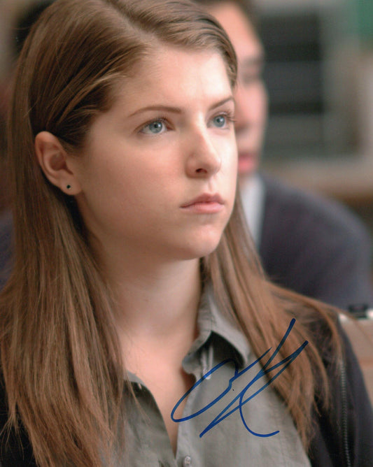 ANNA KENDRICK SIGNED TWILIGHT 10X8 PHOTO (1)