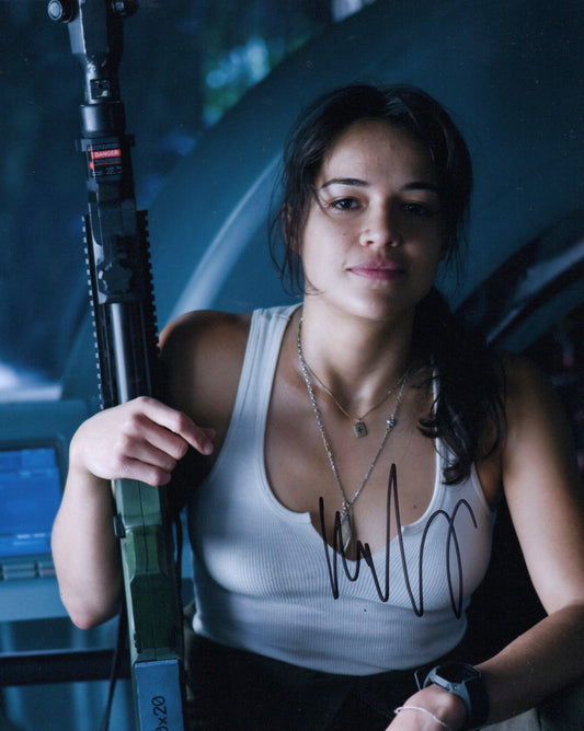 MICHELLE RODRIGUEZ SIGNED AVATAR 10X8 PHOTO (3)