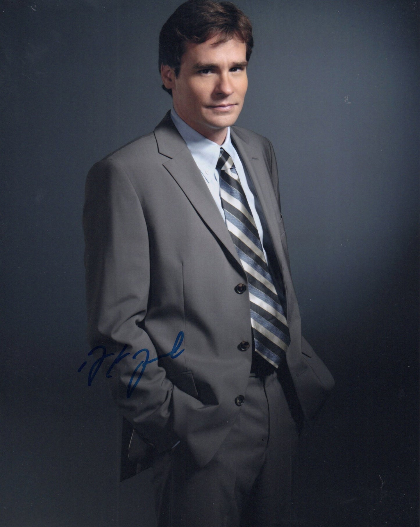 ROBERT SEAN LEONARD SIGNED HOUSE PHOTO (3)