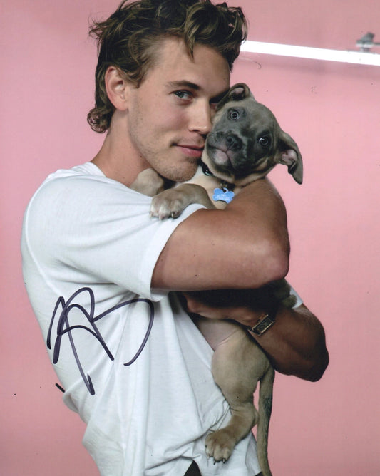 AUSTIN BUTLER SIGNED COOL 8X10 PHOTO (2)