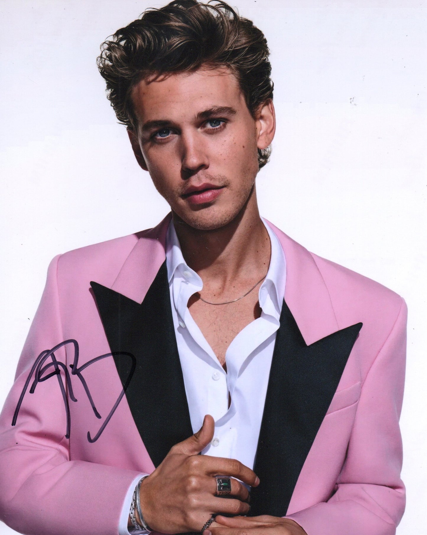 AUSTIN BUTLER SIGNED COOL 8X10 PHOTO (3)