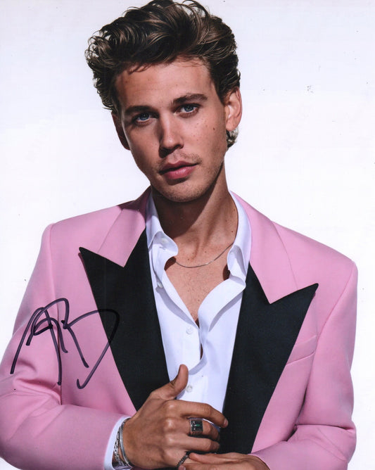 AUSTIN BUTLER SIGNED COOL 8X10 PHOTO (3)