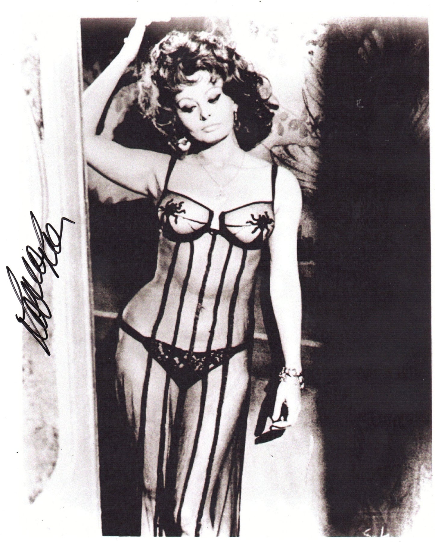 SOPHIA LOREN SIGNED SEXY 10X8 PHOTO (24)