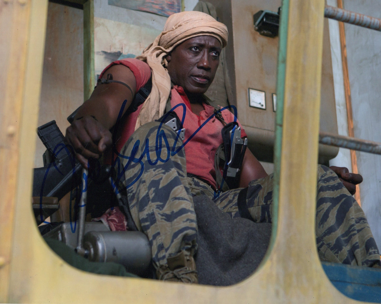 WESLEY SNIPES SIGNED EXPENDABLES 8X10 PHOTO