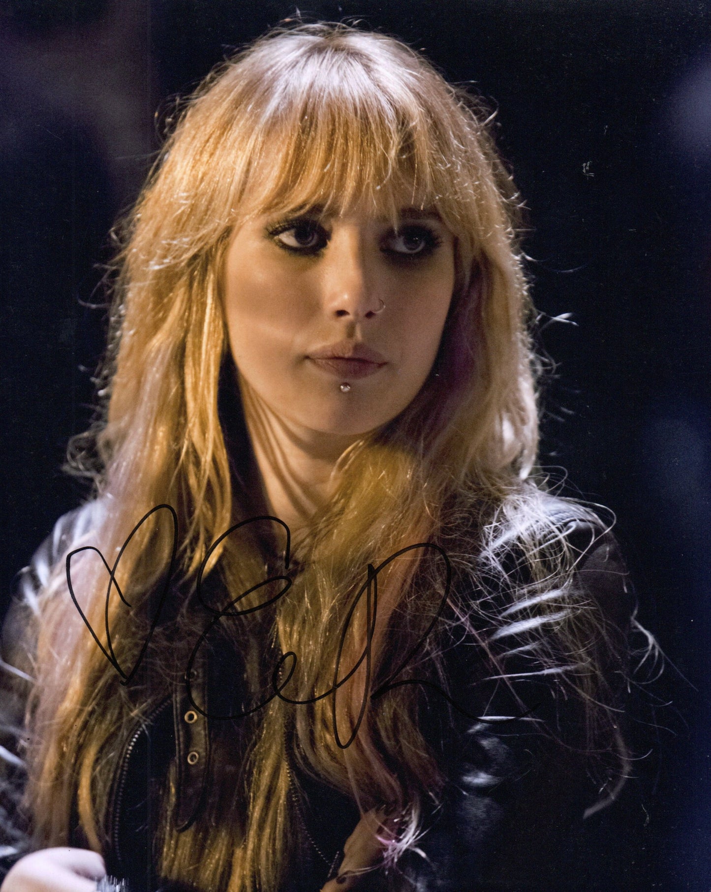 EMMA ROBERTS SIGNED SEXY 10X8 PHOTO (4)