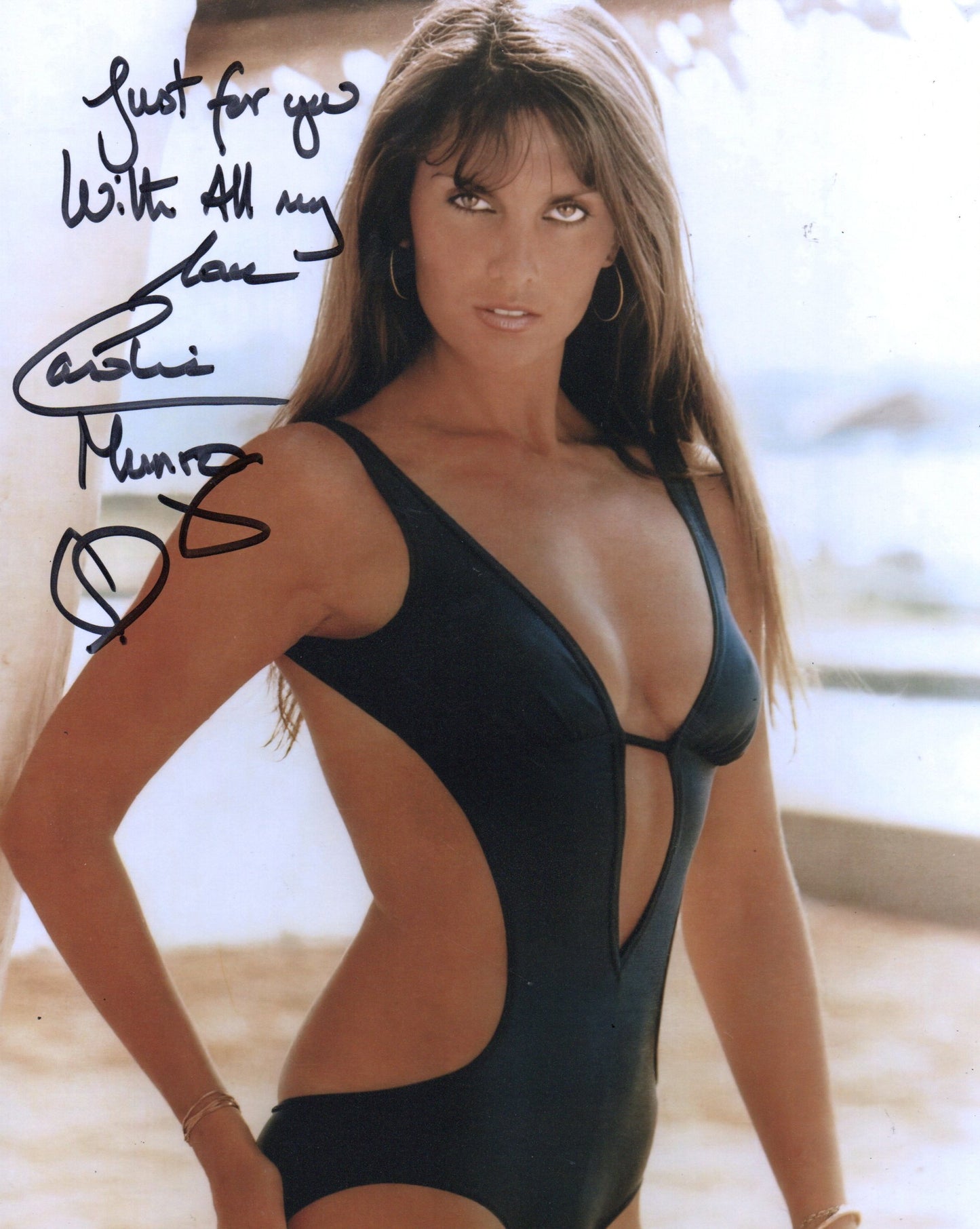 CAROLINE MUNRO SIGNED SEXY 10X8 PHOTO (19)