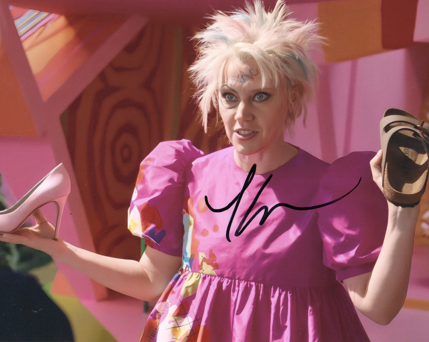 KATE McKINNON SIGNED BARBIE 10X8 PHOTO (1)