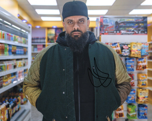 GUZ KHAN SIGNED MAN LIKE MOBEEN 8X10 PHOTO (3)