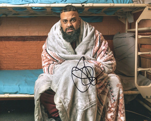 GUZ KHAN SIGNED MAN LIKE MOBEEN 8X10 PHOTO (4)