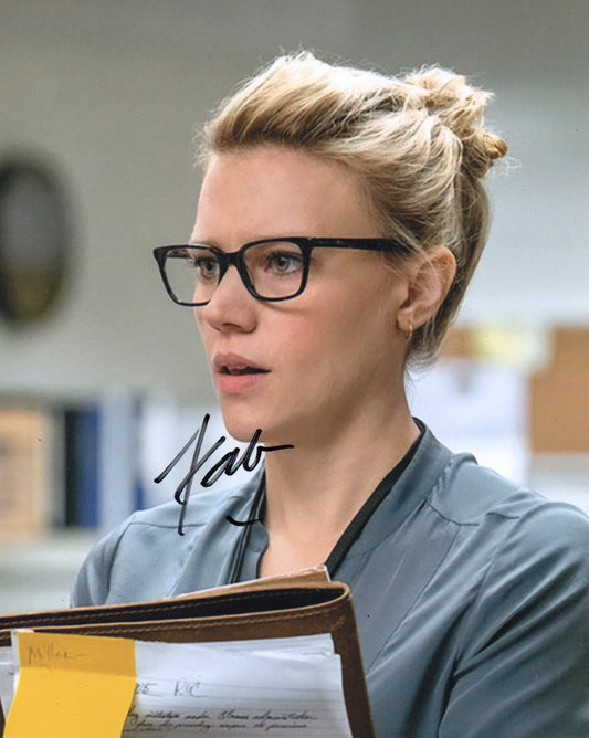 KATE McKINNON SIGNED BOMBSHELL 10X8 PHOTO (1)