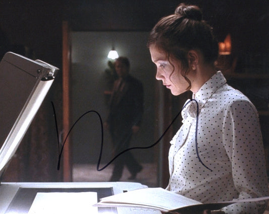 MAGGIE GYLLENHAAL SIGNED SECRETARY 10X8 PHOTO (1)