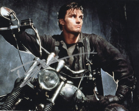 DOLPH LUNDGREN SIGNED PUNISHER 8X10 PHOTO