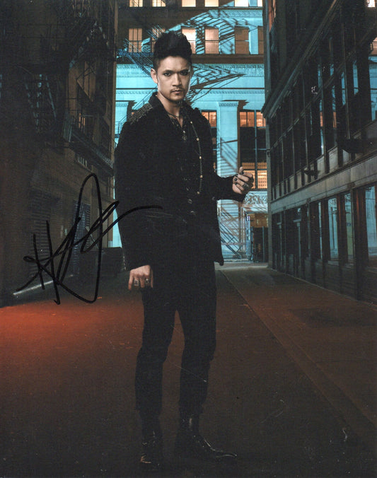 HARRY SHUM JR SIGNED SHADOWHUNTERS 8X10 PHOTO