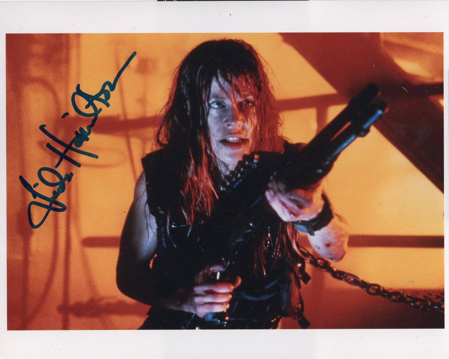 LINDA HAMILTON SIGNED TERMINATOR 2 10X8 PHOTO (2)