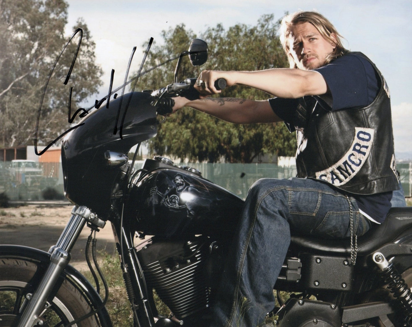 CHARLIE HUNNAM SIGNED SONS OF ANARCHY 8X10 PHOTO (2)