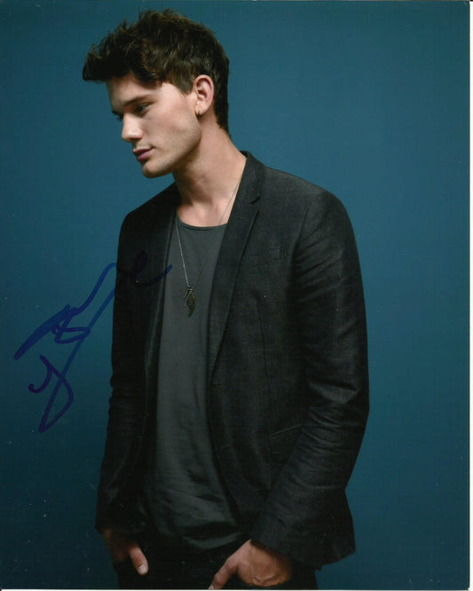 JEREMY IRVINE SIGNED COOL 8X10 PHOTO (1)