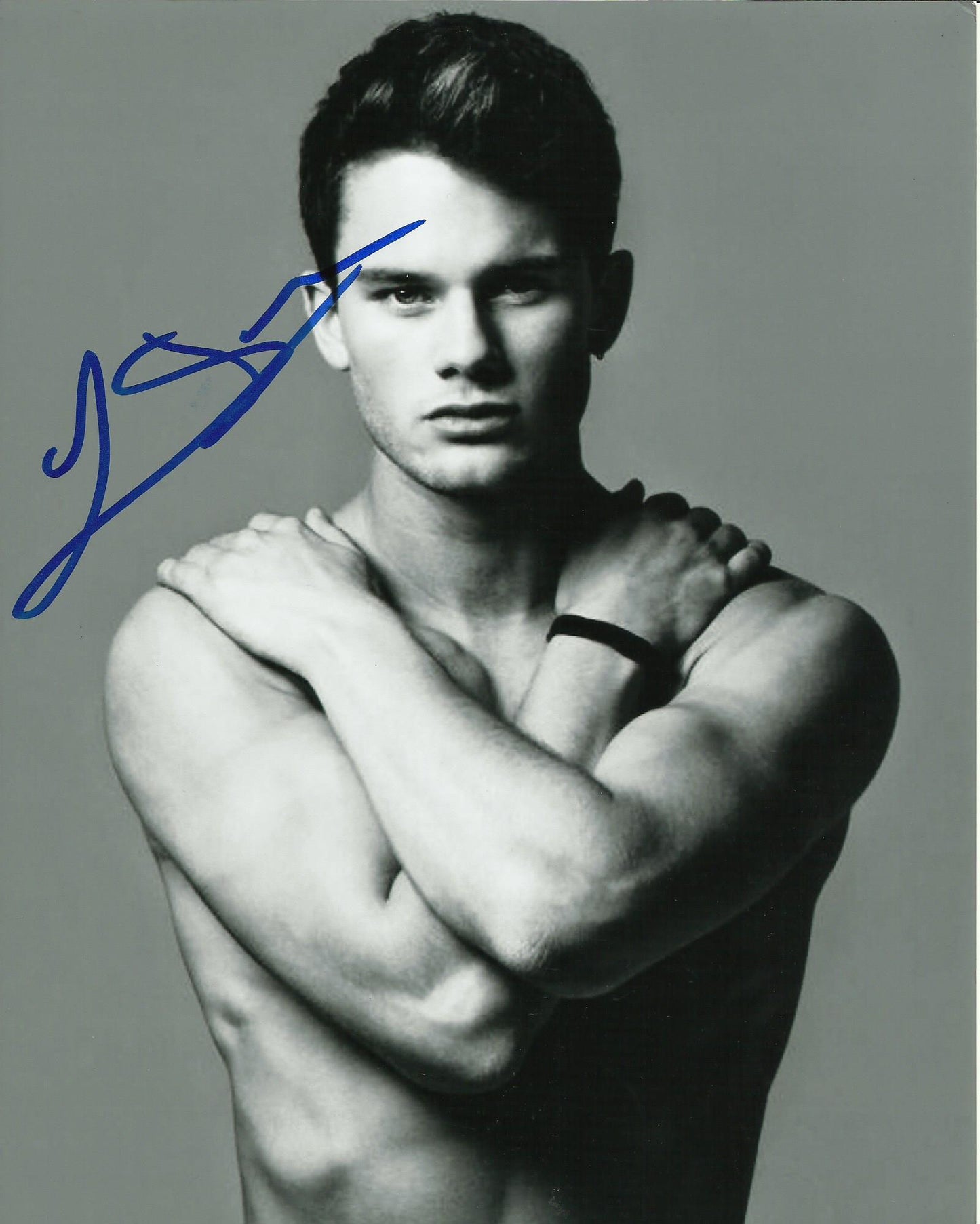 JEREMY IRVINE SIGNED COOL 8X10 PHOTO (2)