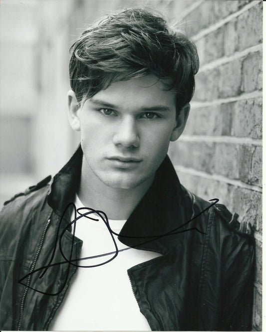 JEREMY IRVINE SIGNED COOL 8X10 PHOTO (5)