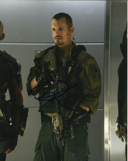 JOEL KINNAMAN SIGNED SUICIDE SQUAD 8X10 PHOTO (2)
