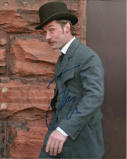 JUDE LAW SIGNED SHERLOCK HOLMES 8X10 PHOTO (1)