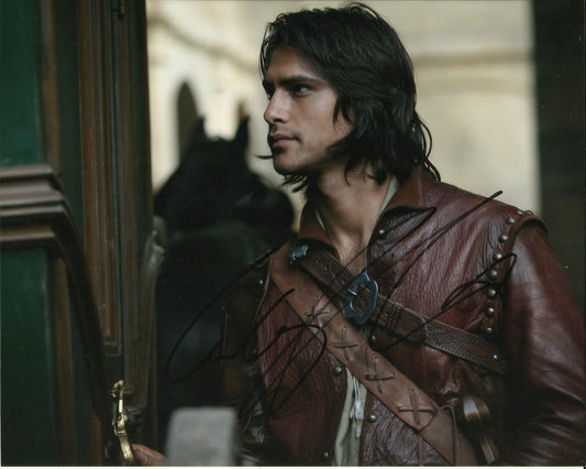 LUKE PASQUALINO SIGNED THE MUSKETEERS 8X10 PHOTO (8)