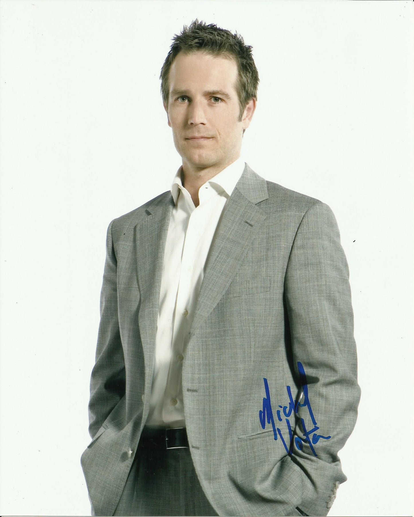MICHAEL VARTAN SIGNED ALIAS 8X10 PHOTO (3)