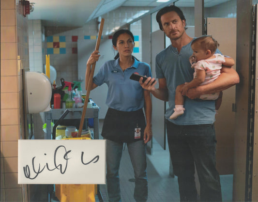 OLIVER HUDSON SIGNED 14X11 THE CLEANING LADY PHOTO MOUNT (1)