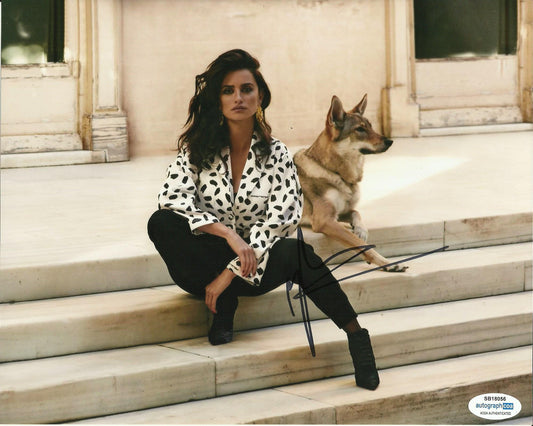 PENELOPE CRUZ SIGNED SEXY 10X8 PHOTO (1) ALSO ACOA CERTIFIED