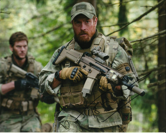 TOBY STEPHENS SIGNED HUNTER KILLER 8X10 PHOTO (2)