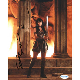LUCY LAWLESS SIGNED XENA 10X8 PHOTO (1) ALSO ACOA