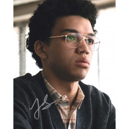 JUSTICE SMITH SIGNED COOL 10X8 PHOTO (1) 
