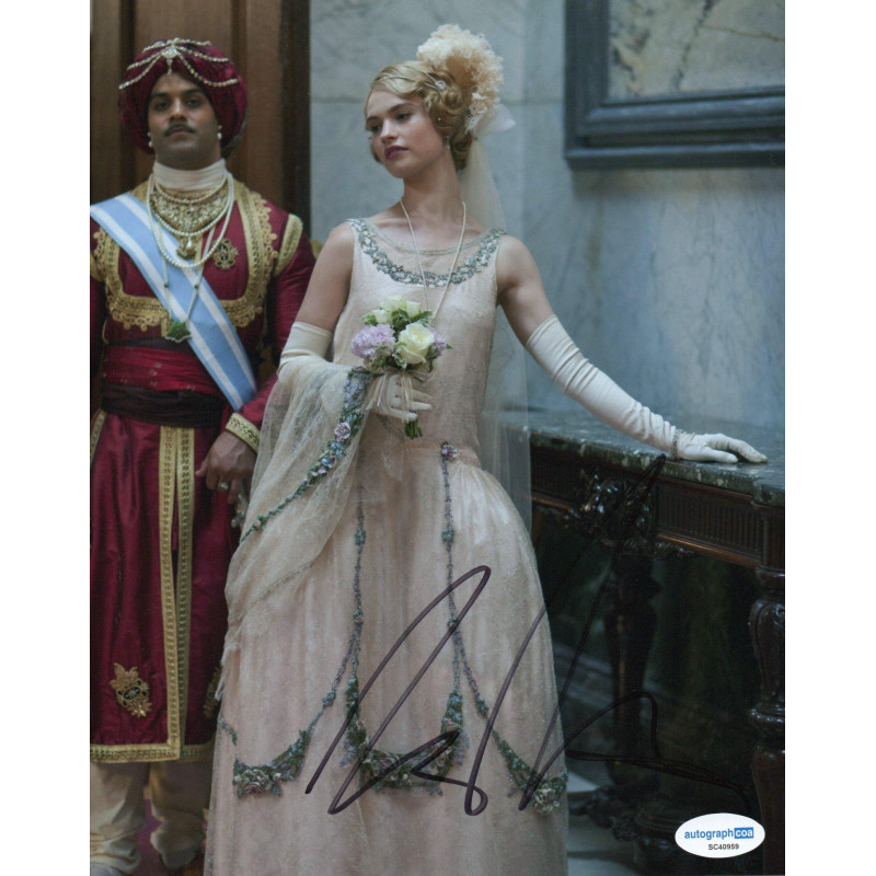 LILY JAMES SIGNED DOWNTON ABBEY 10X8 PHOTO (1) ALSO ACOA CERTIFIED