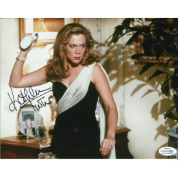 KATHLEEN TURNER SIGNED WAR OF THE ROSES 10X8 PHOTO (1) ALSO ACOA CERTIFIED