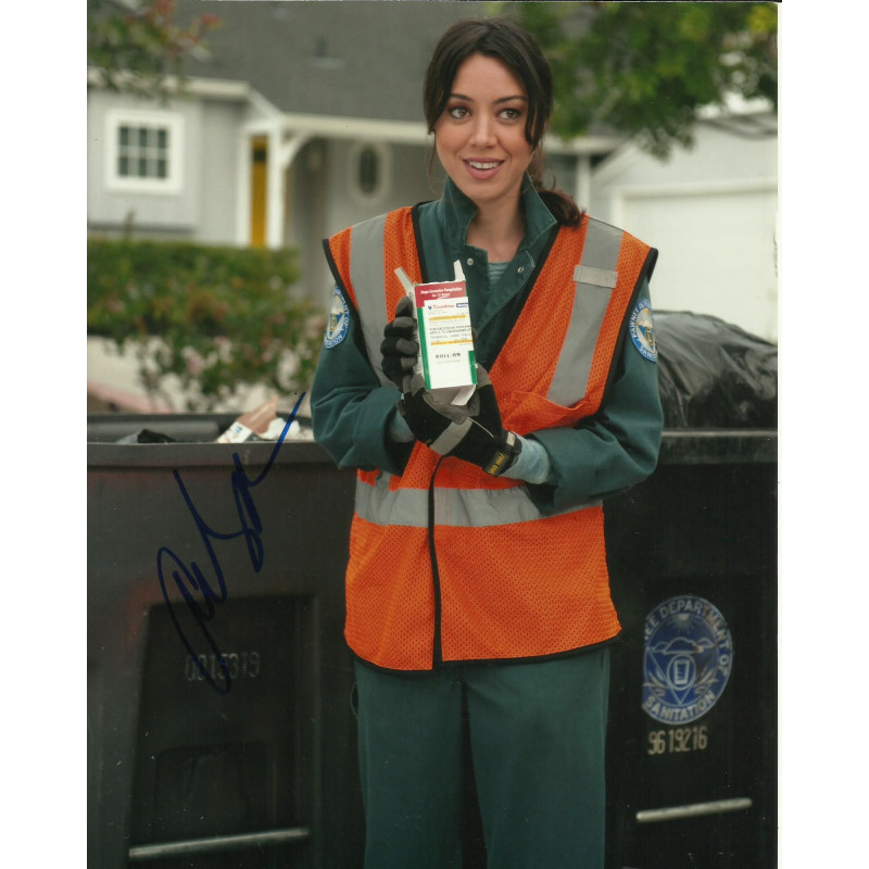 AUBREY PLAZA SIGNED PARKS AND RECREATION 10X8 PHOTO (2)