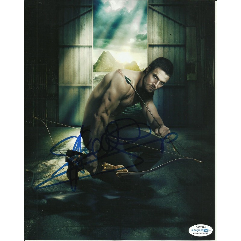 STEPHEN AMELL SIGNED ARROW 8X10 PHOTO (1) also ACOA certified