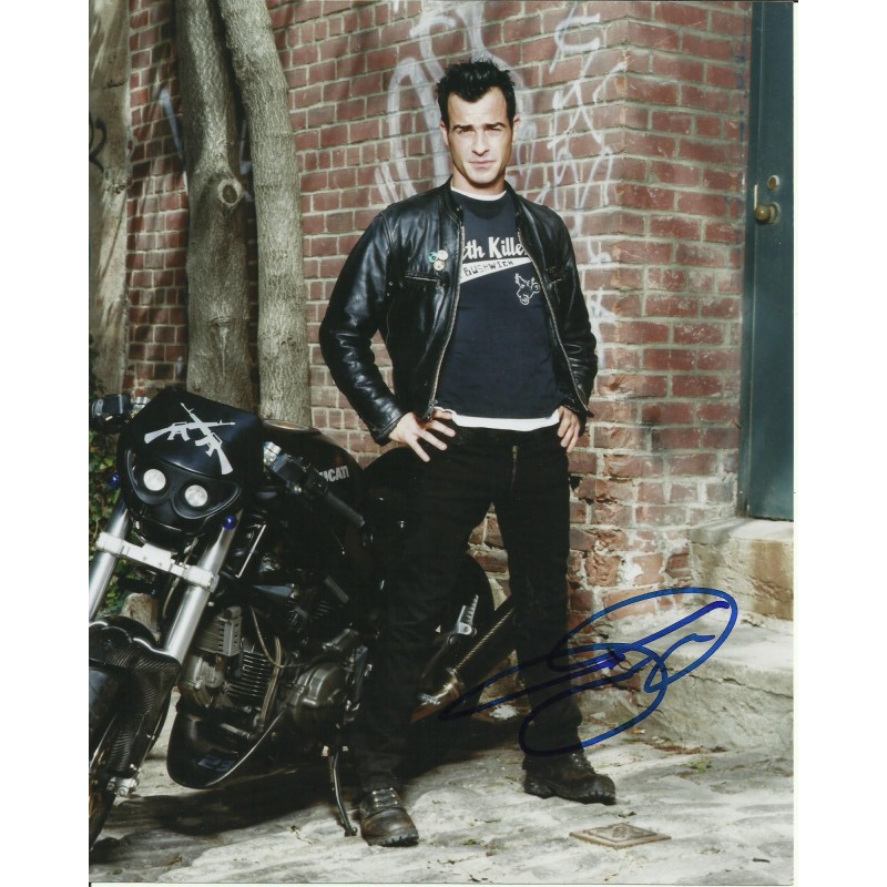 JUSTIN THEROUX SIGNED COOL 8X10 PHOTO (3)